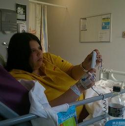 胸撞玻璃网红,揭秘胸撞玻璃网红的惊险瞬间