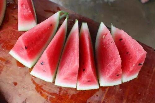 长沙停车场吃瓜,围观群众纷纷驻足