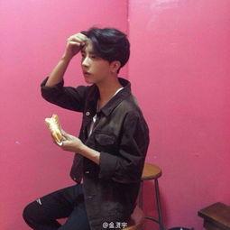 背头网红帅哥图片,网红帅哥的时尚宣言