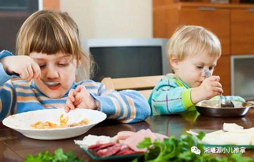 安静的吃瓜宝宝,静谧瓜田中的宝宝美食时光